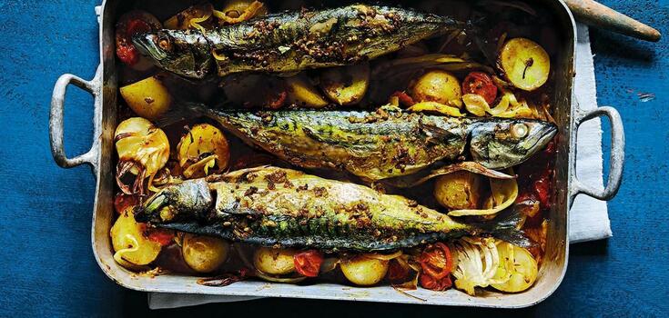 Delicious baked mackerel with potatoes: the fish just melts in your mouth