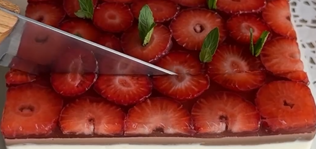 Summer apple dessert with strawberries: no baking and freezes quickly