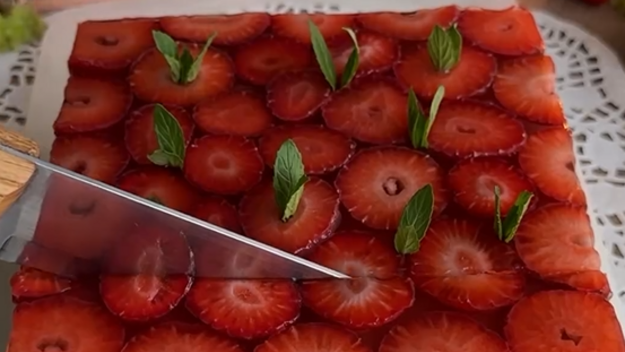 Summer apple dessert with strawberries: no baking and freezes quickly