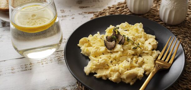 Jajecznica ze szpinakiem i serem pleśniowym: jak zrobić wykwintne śniadanie w mgnieniu oka