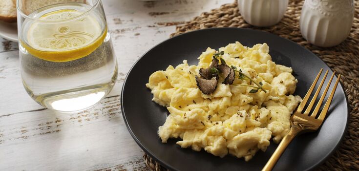 Blue mold spinach and cheese scrambled eggs: how to make a gourmet breakfast in no time