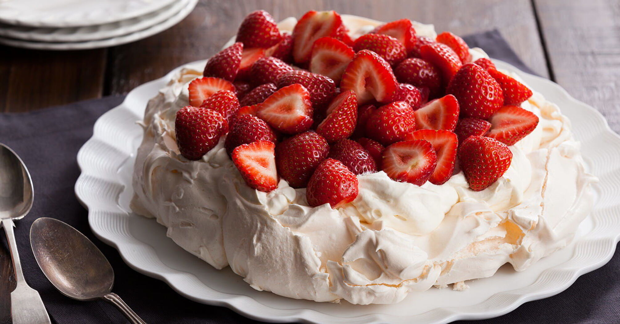 Pavlova air cakes with strawberries: how to make a popular dessert