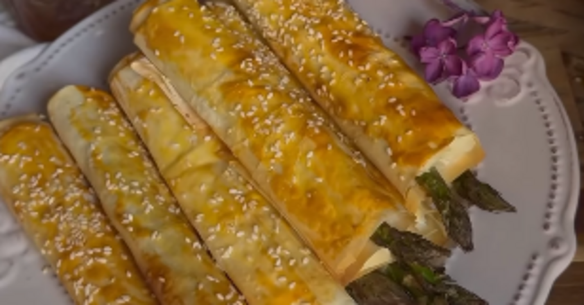 Asparagus and feta pies: a quick appetizer made from ready-made dough