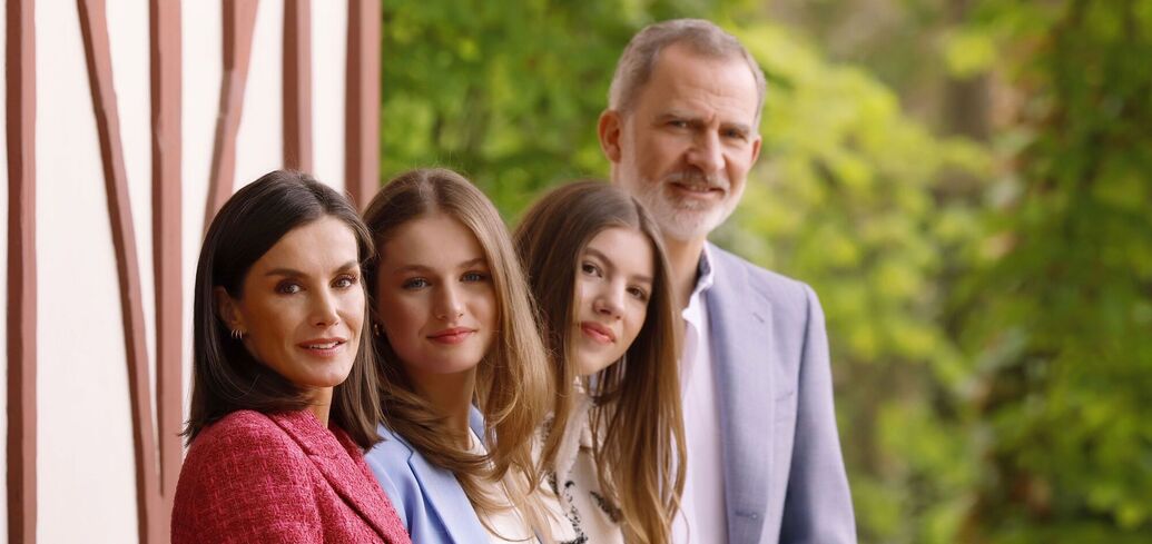 The apogee of tenderness and elegance. King Philip VI and Queen Letizia show family photos with daughters on their 20th wedding anniversary