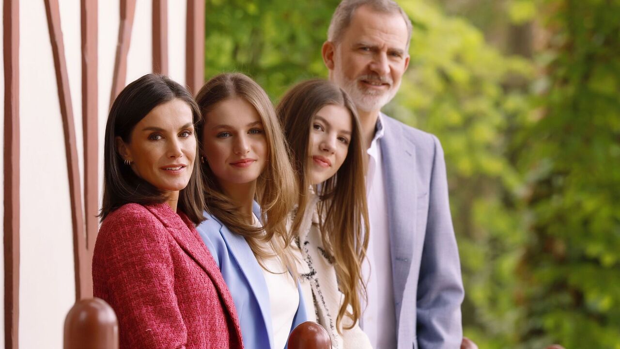 The apogee of tenderness and elegance. King Philip VI and Queen Letizia show family photos with daughters on their 20th wedding anniversary