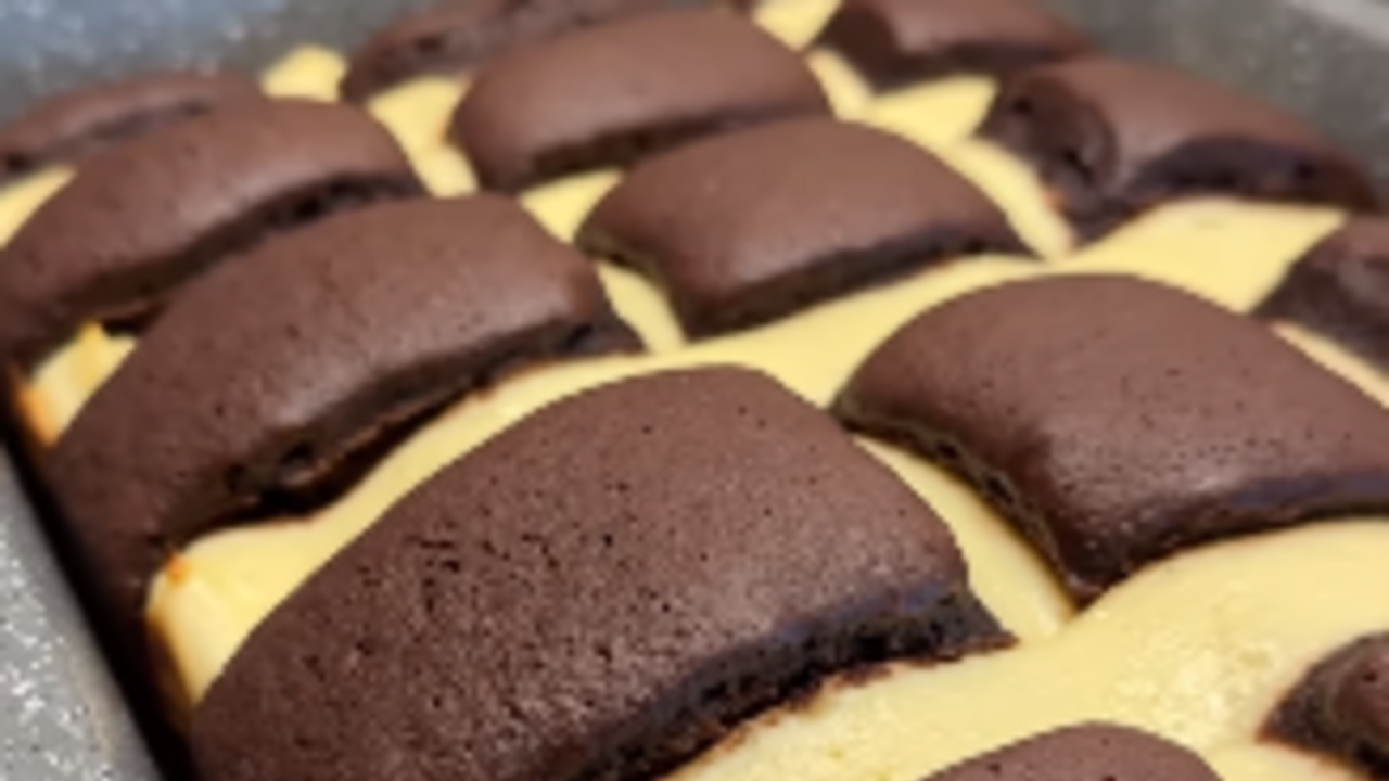 Down duvet dessert with chocolate sponge cake: a recipe for a delicious dish