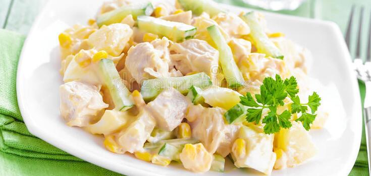 A hearty salad with chicken and mushrooms for every day for lunch and for a festive table: how to cook