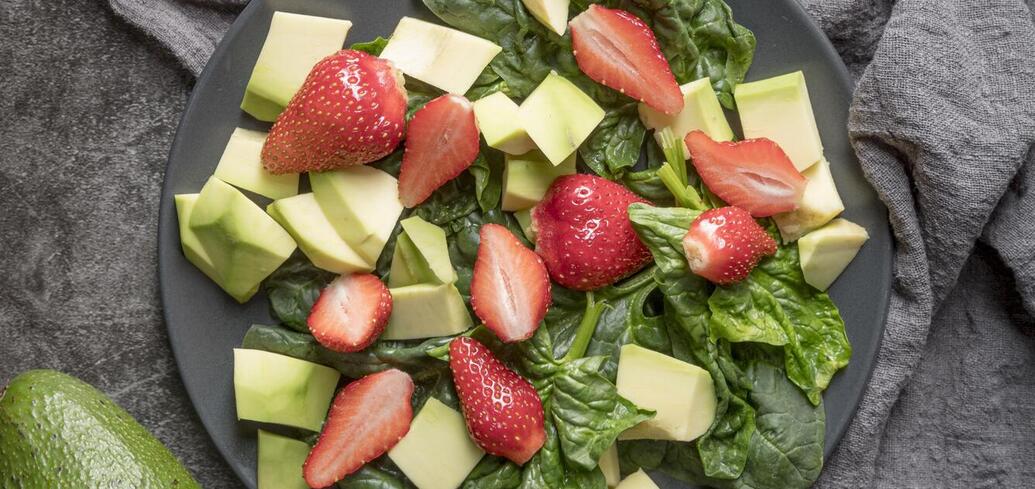 Avocado and strawberry salad for a snack: real summer on a plate