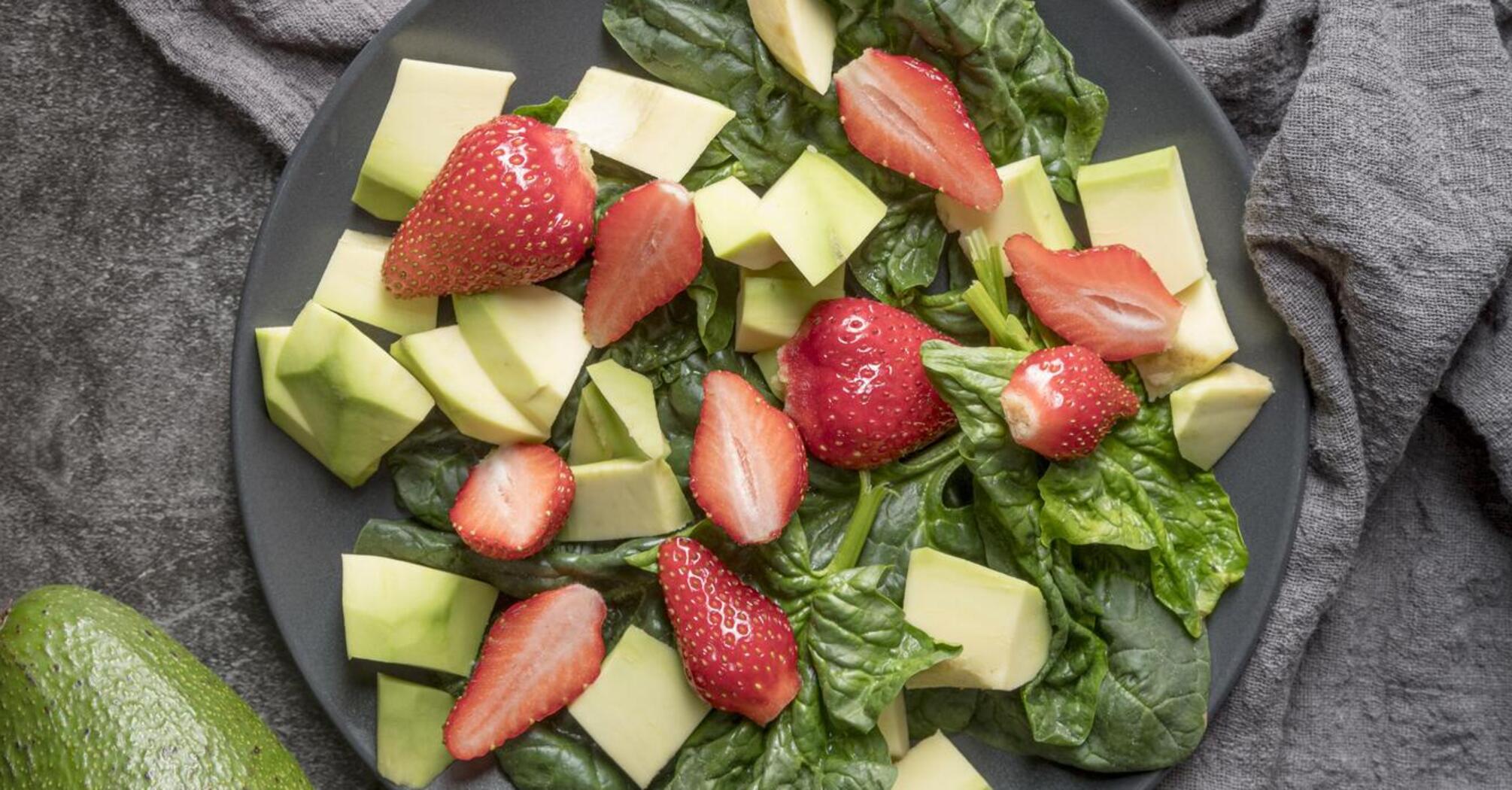 Avocado and strawberry salad for a snack: real summer on a plate