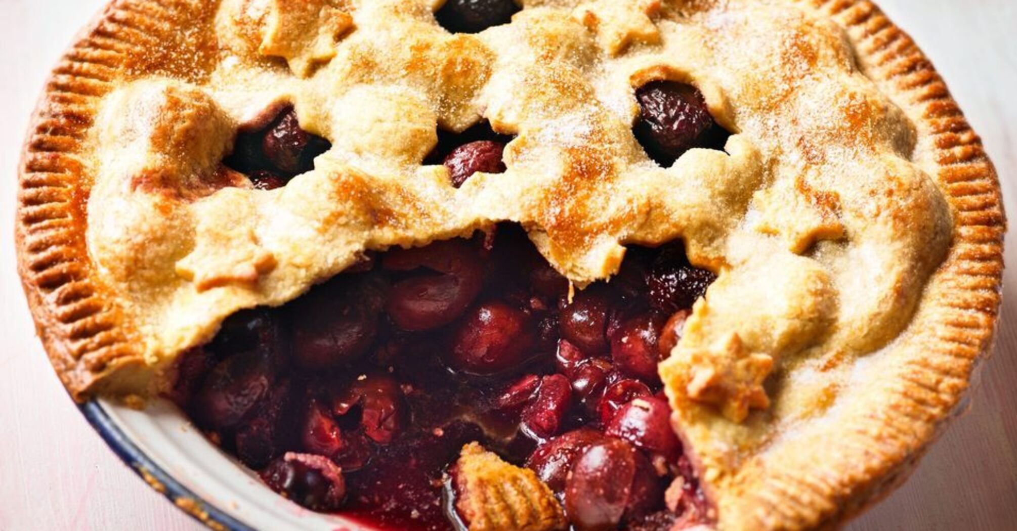 Free your freezer from last year's berries! Elementary layer cake for tea with frozen cherries