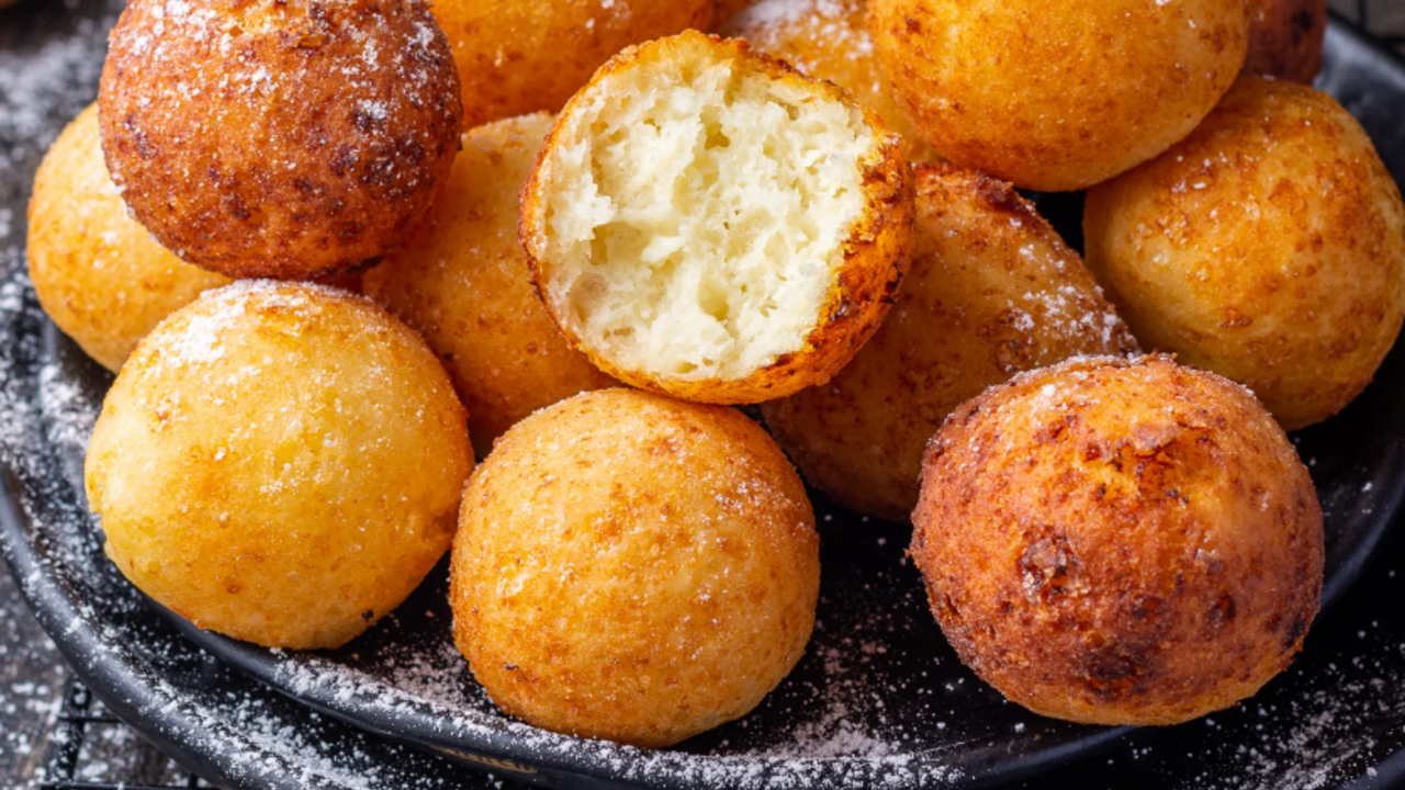 What to add to the dough for fried donuts so that they do not absorb oil: a very simple ingredient