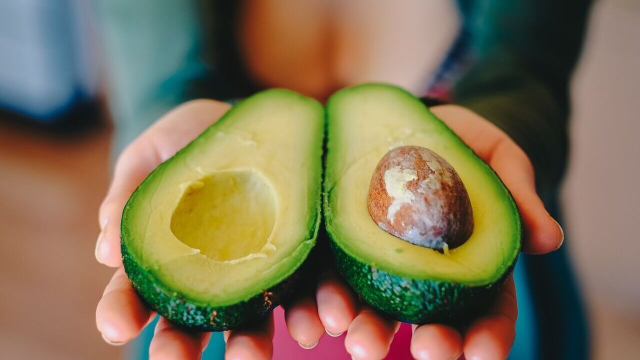 How to properly store a cut avocado: it will not turn black even in two days