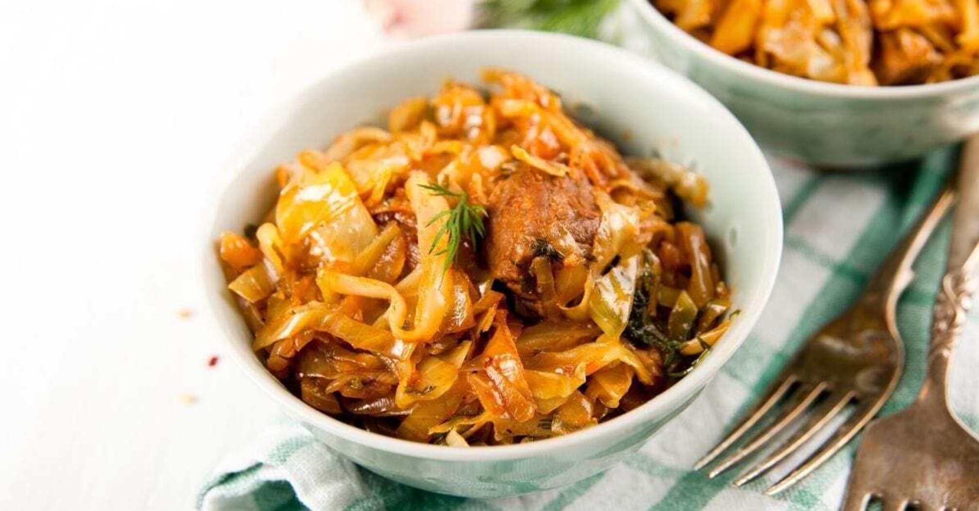 Braised cabbage with meat for dinner: cooked in a pan