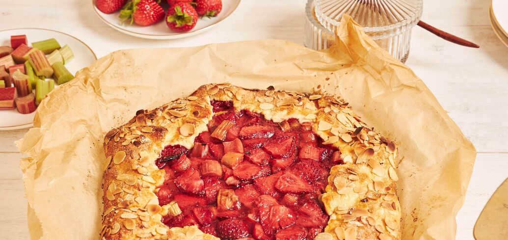 Strawberry and rhubarb biscuit: how to make the simplest summer pie