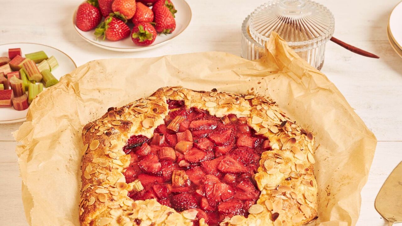 Strawberry and rhubarb biscuit: how to make the simplest summer pie