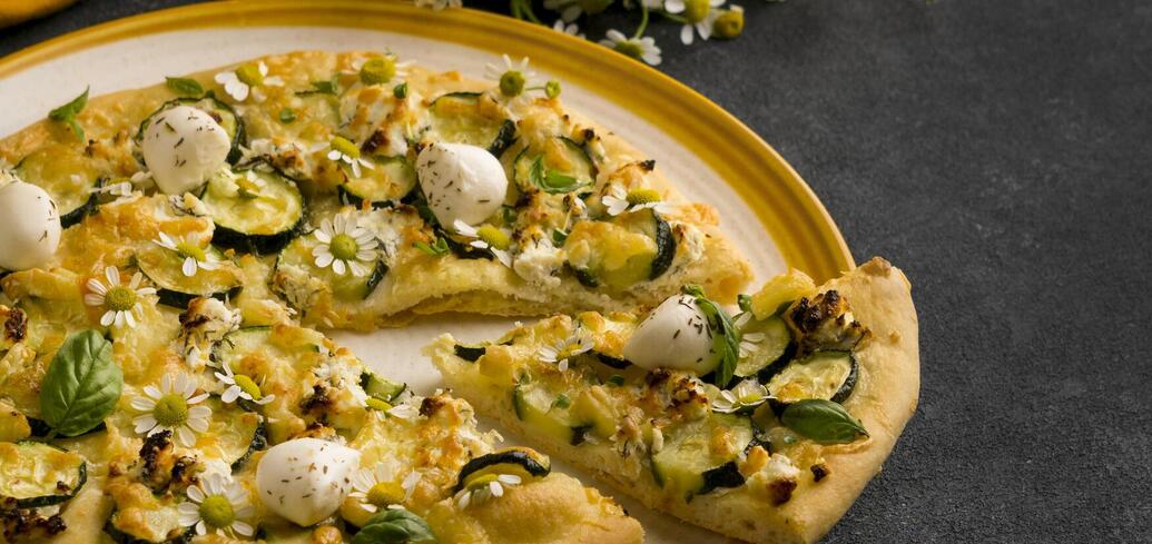 Asparagus, jamon and Stracciatella pie: a gourmet meal in 10 minutes