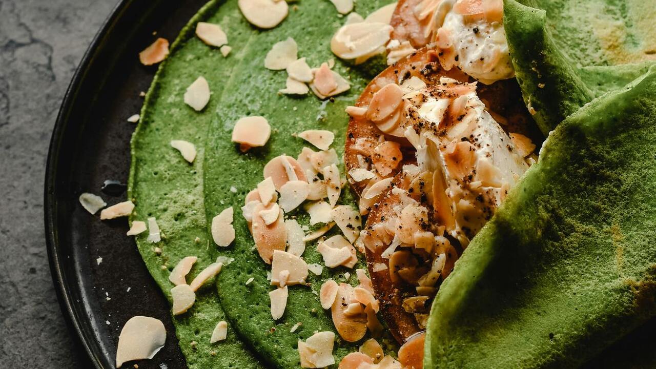 Spinach pancakes with two types of filling: a bright dish for spring mood