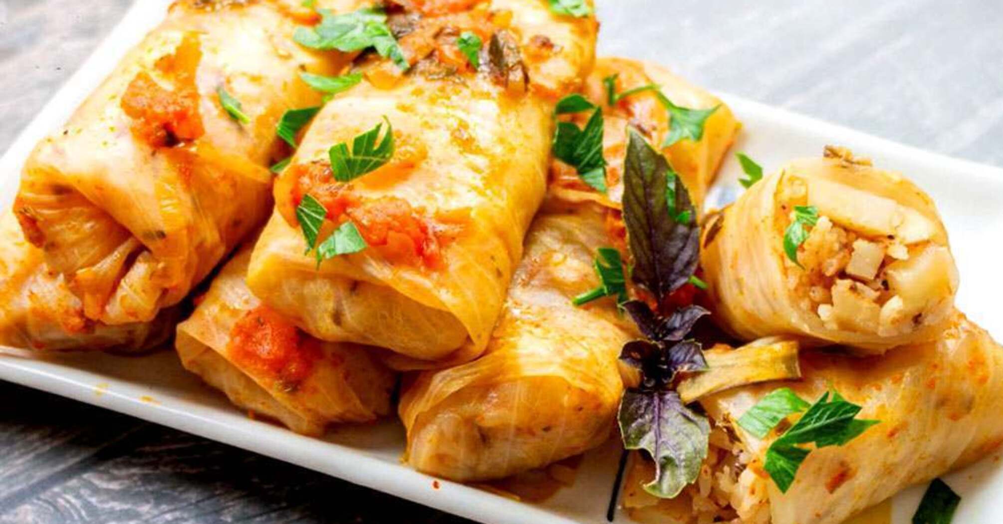 Cabbage rolls in tomato sauce in a new way: a recipe for a hearty dish