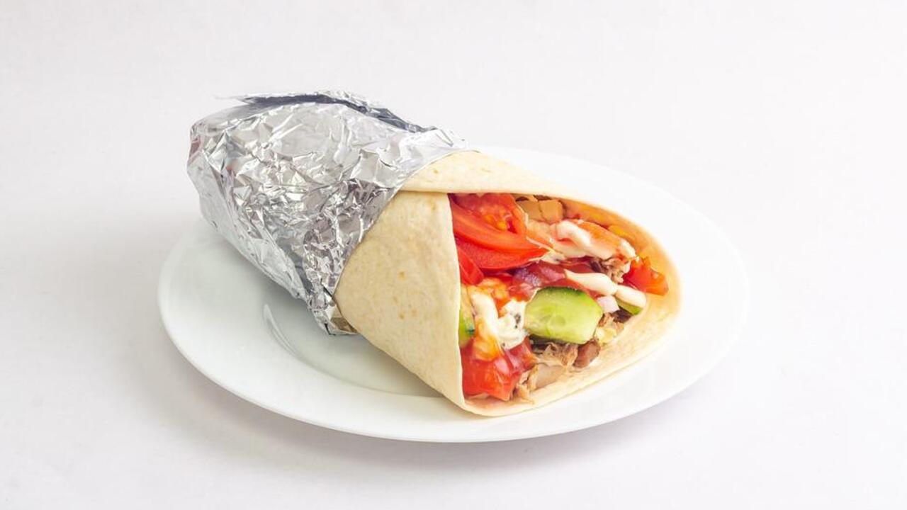 Without mayonnaise and ketchup: how to cook shawarma in a new way with an unusual sauce