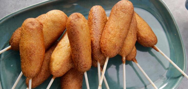 You have never cooked ordinary sausages like this before! Wrap them in pita bread and fry in batter