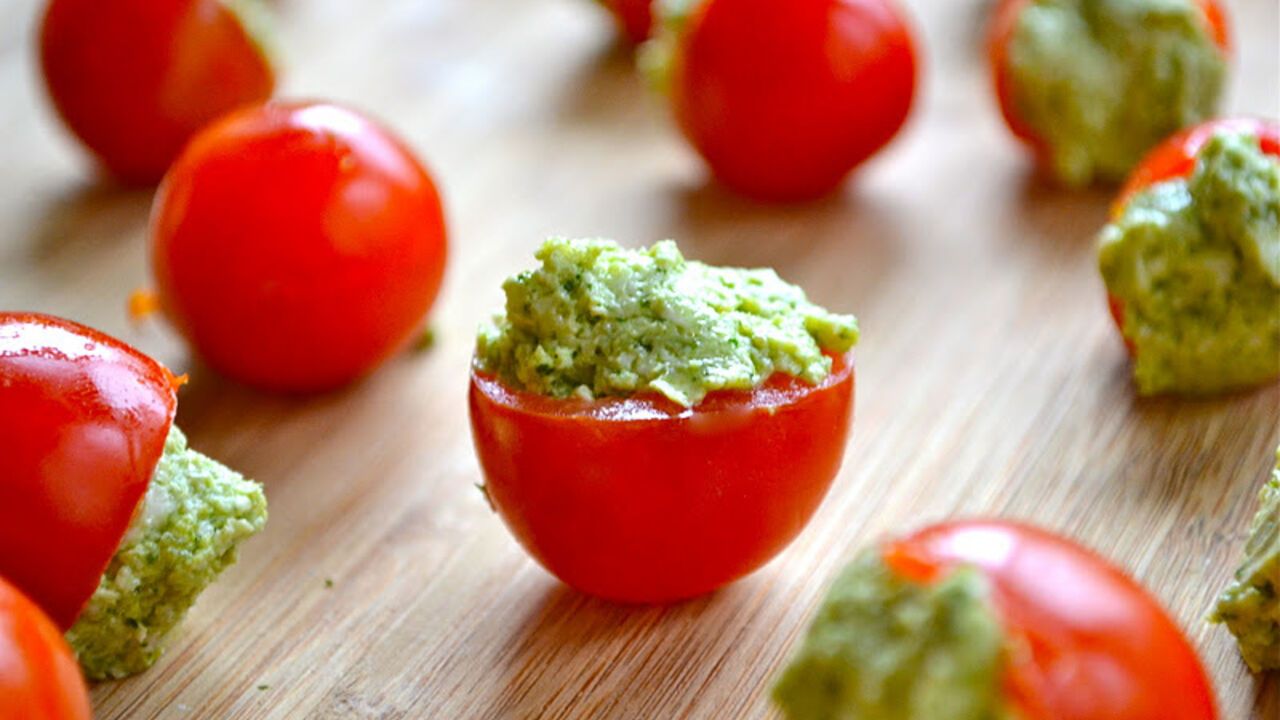 Tomato appetizer with spread in 5 minutes: recipe for a budget dish