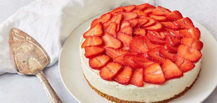 Puffy cottage cheese casserole with strawberries: how to prepare this delicious seasonal dessert