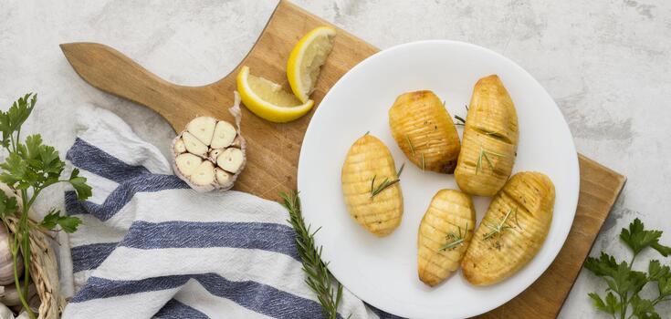 Baked potatoes with cheese: no more doubts about what to serve as a side dish