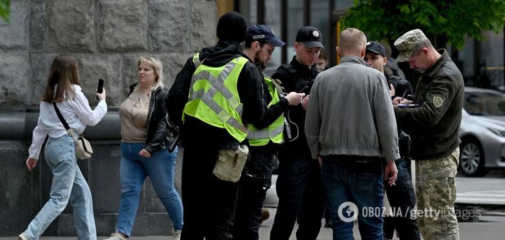 Can employees of shopping malls forcibly deliver men to update personal data: clarification