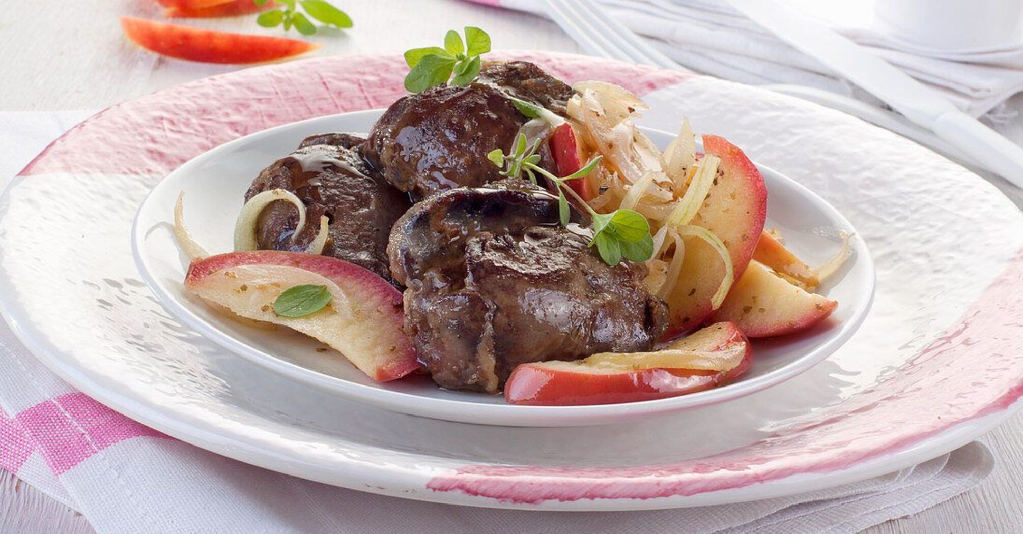 What to stew the liver with to make it soft and juicy: a simple option