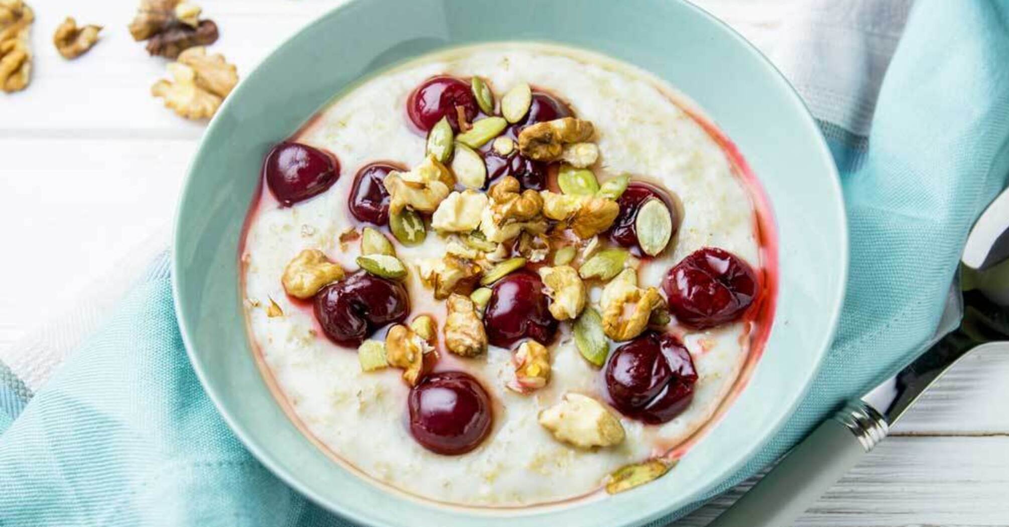 Oatmeal with cherries
