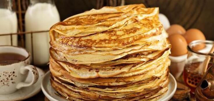 Thin pancakes on cottage cheese: delicious to serve with salmon and cream cheese
