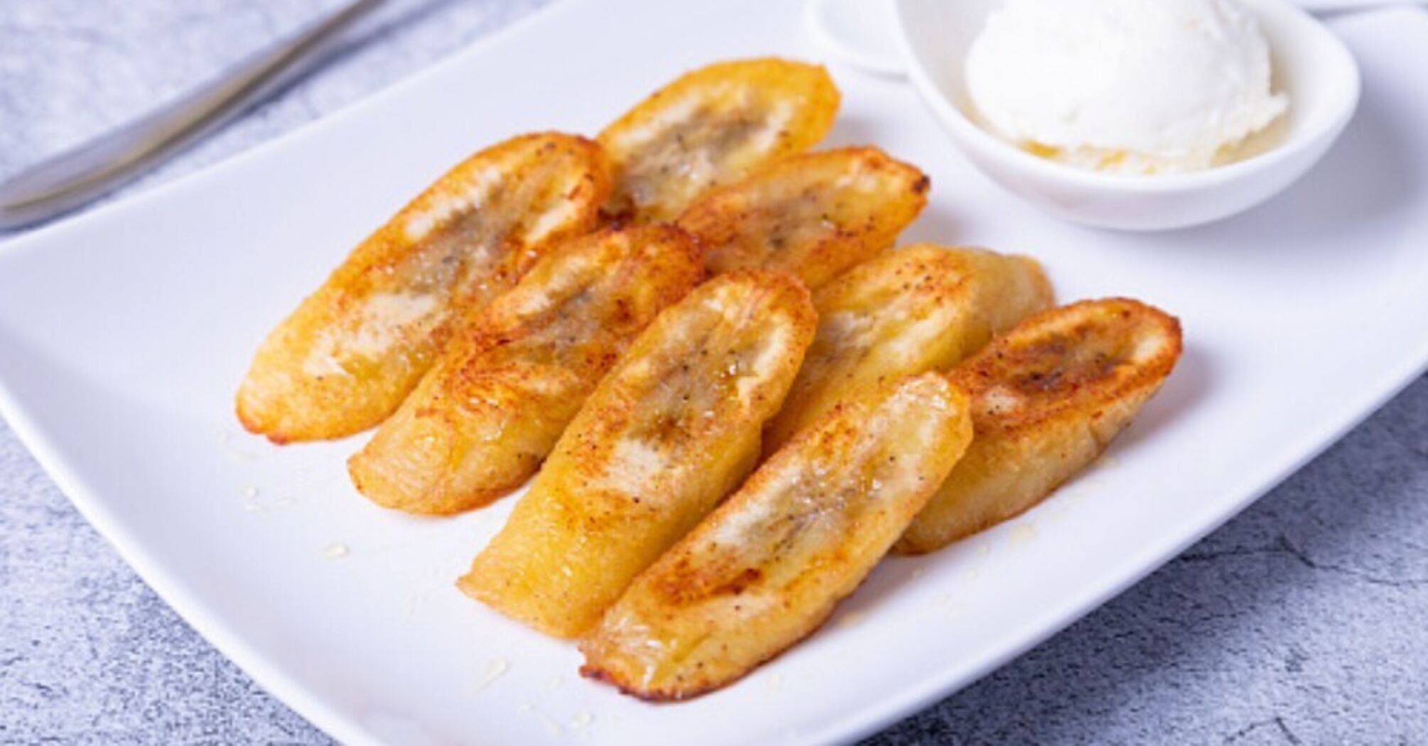 How to bake bananas deliciously: perfect with chocolate and ice cream