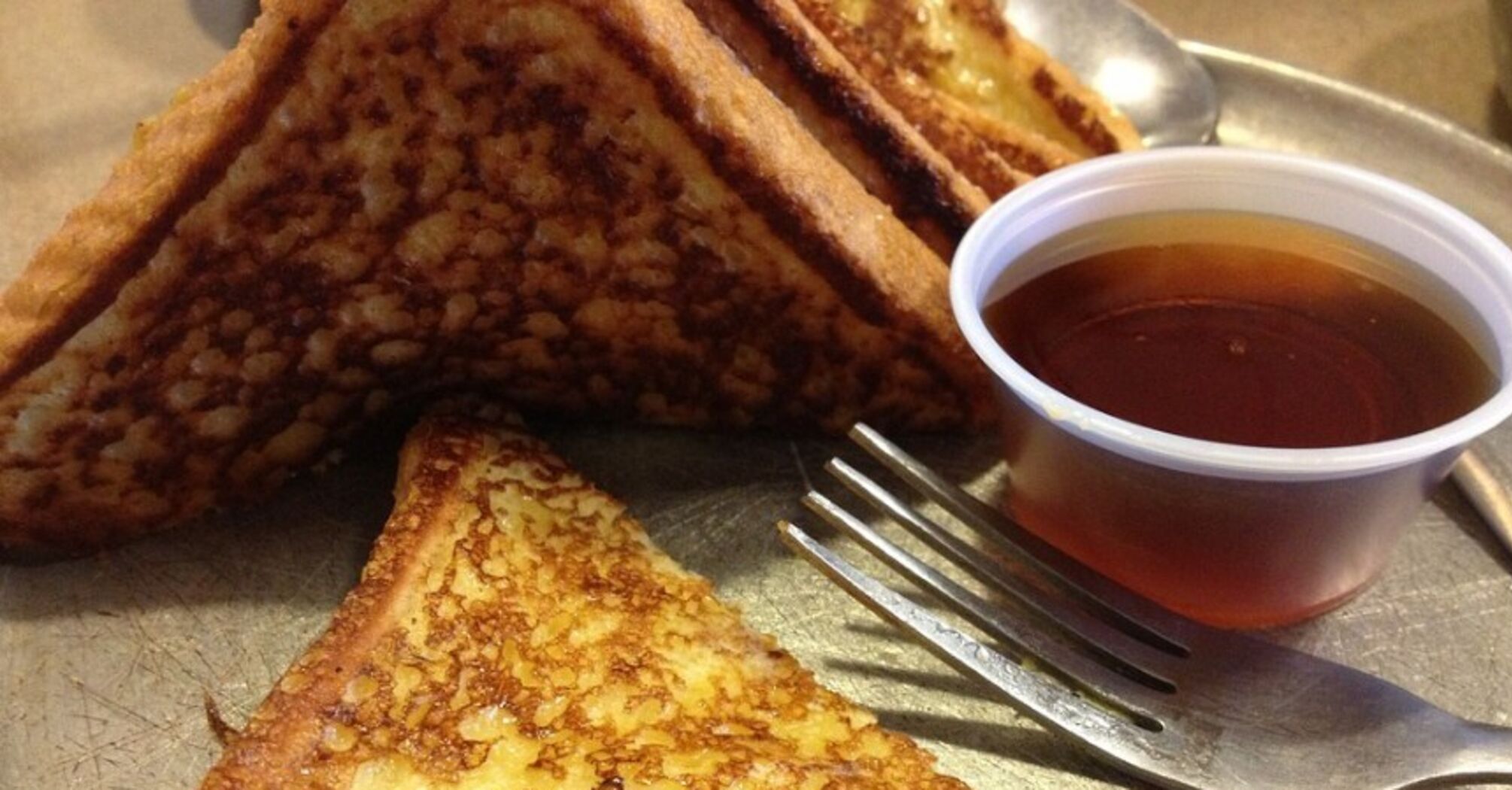 Hot toast in a new way: breakfast and dessert at the same time