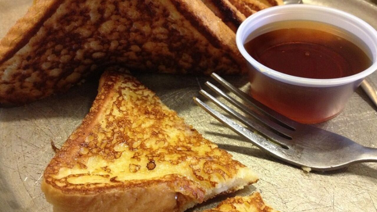 Hot toast in a new way: breakfast and dessert at the same time