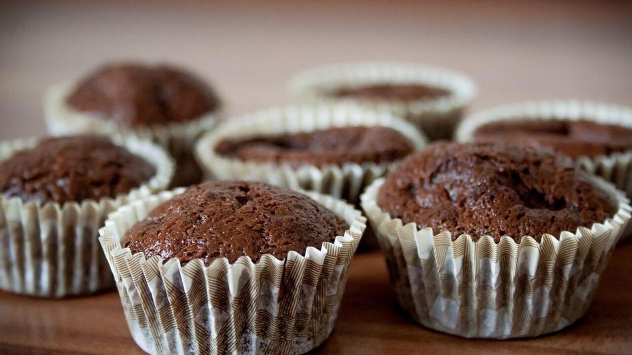 Chocolate muffins without sugar and flour: they are very fluffy