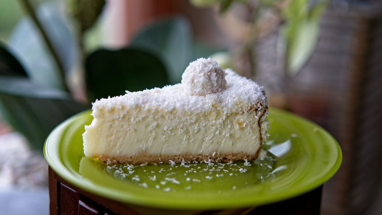 Bounty cheesecake without baking: what to make the base of