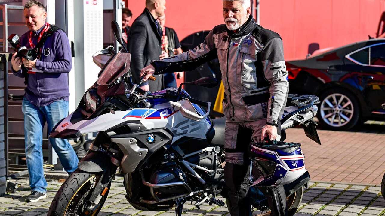 Prezydent Czech hospitalizowany po wypadku motocyklowym: co wiadomo