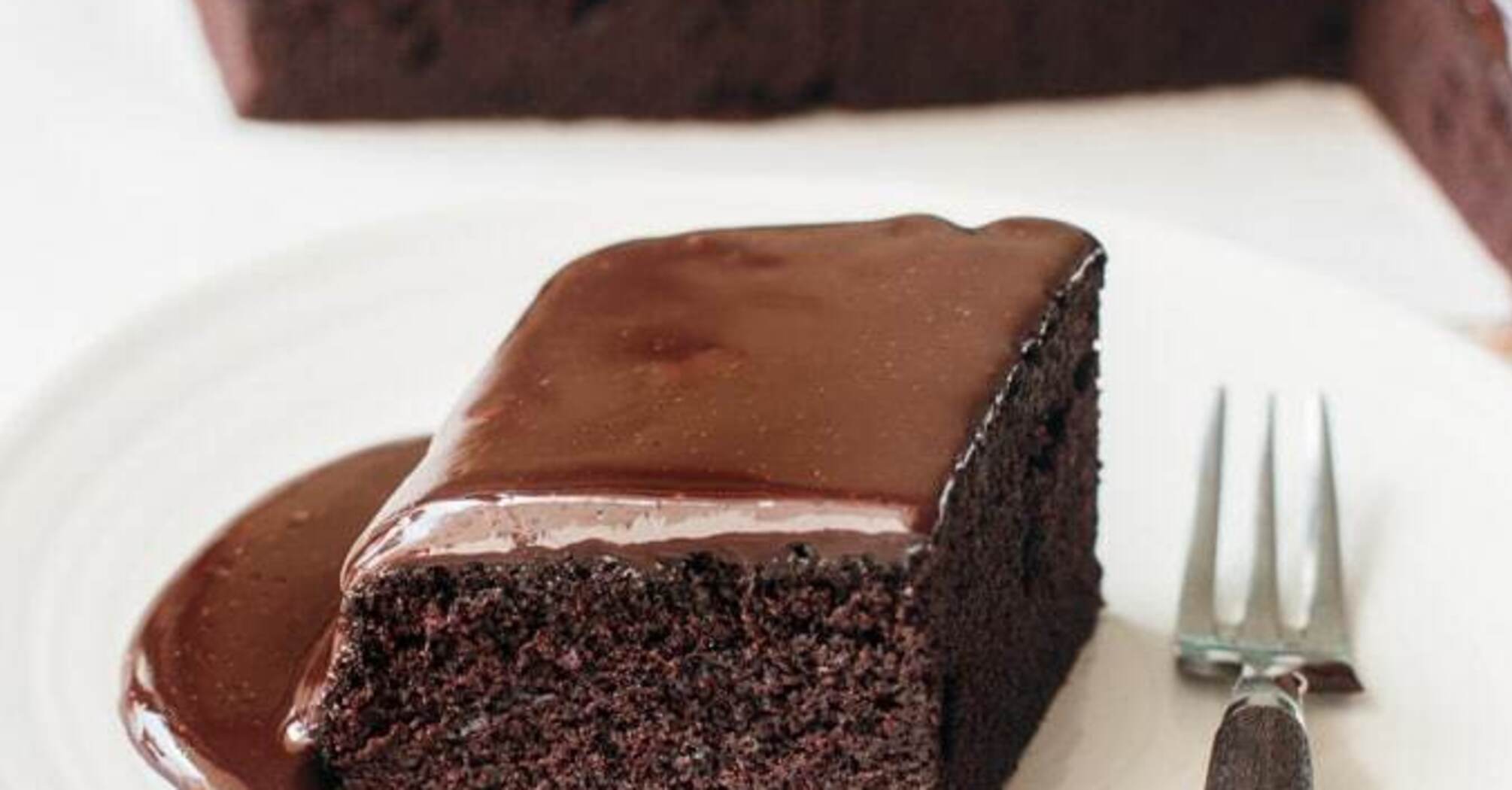 Chocolate cake that cooks in 10 minutes: an elementary dessert for tea