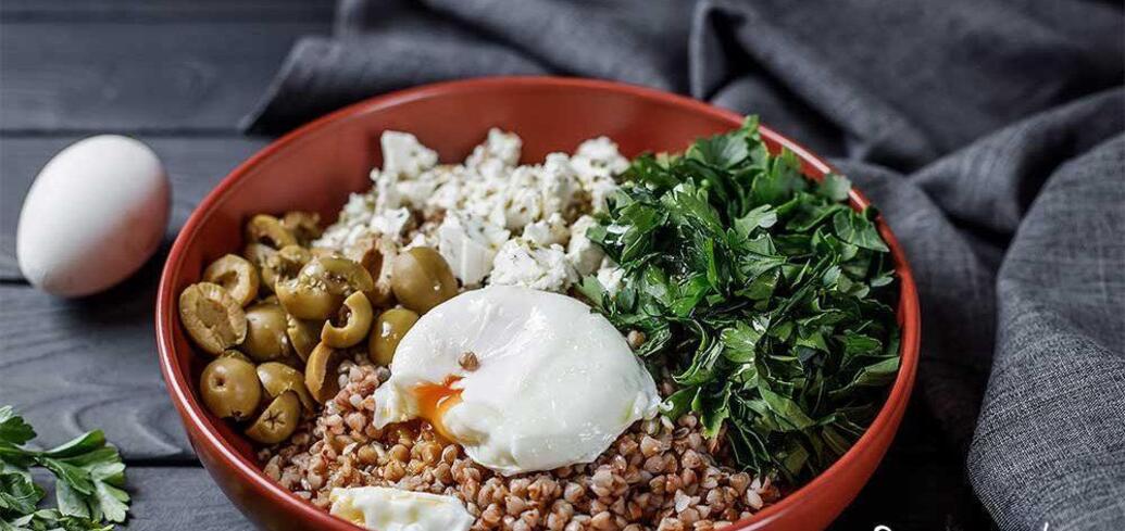 Buckwheat with egg and olives