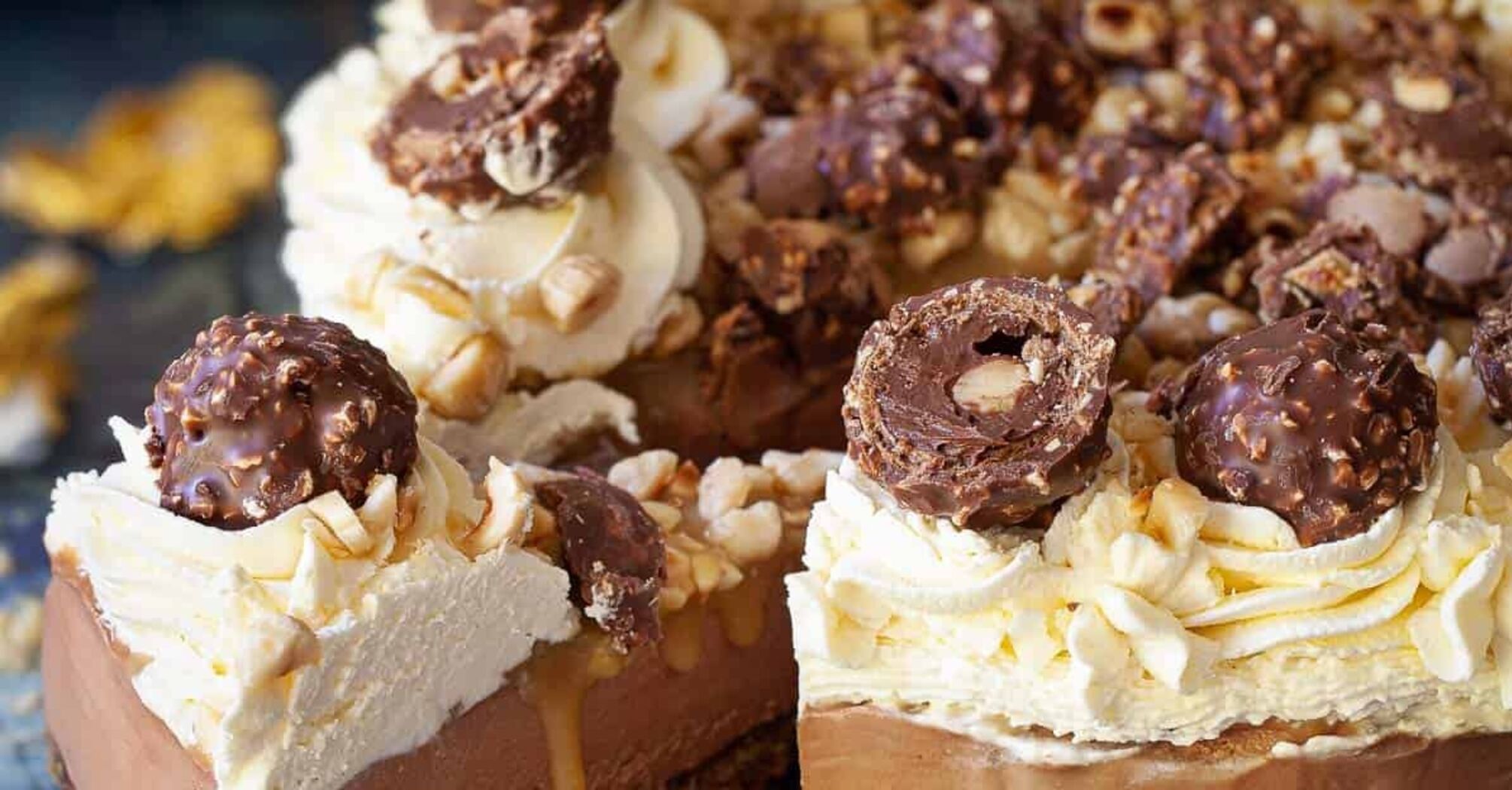 Spectacular Ferrero roshe cheesecake: made from cookies