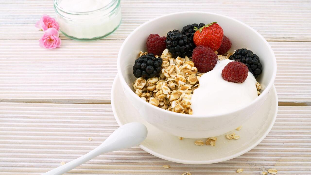 Greek or regular: which yogurt is better to choose for breakfast