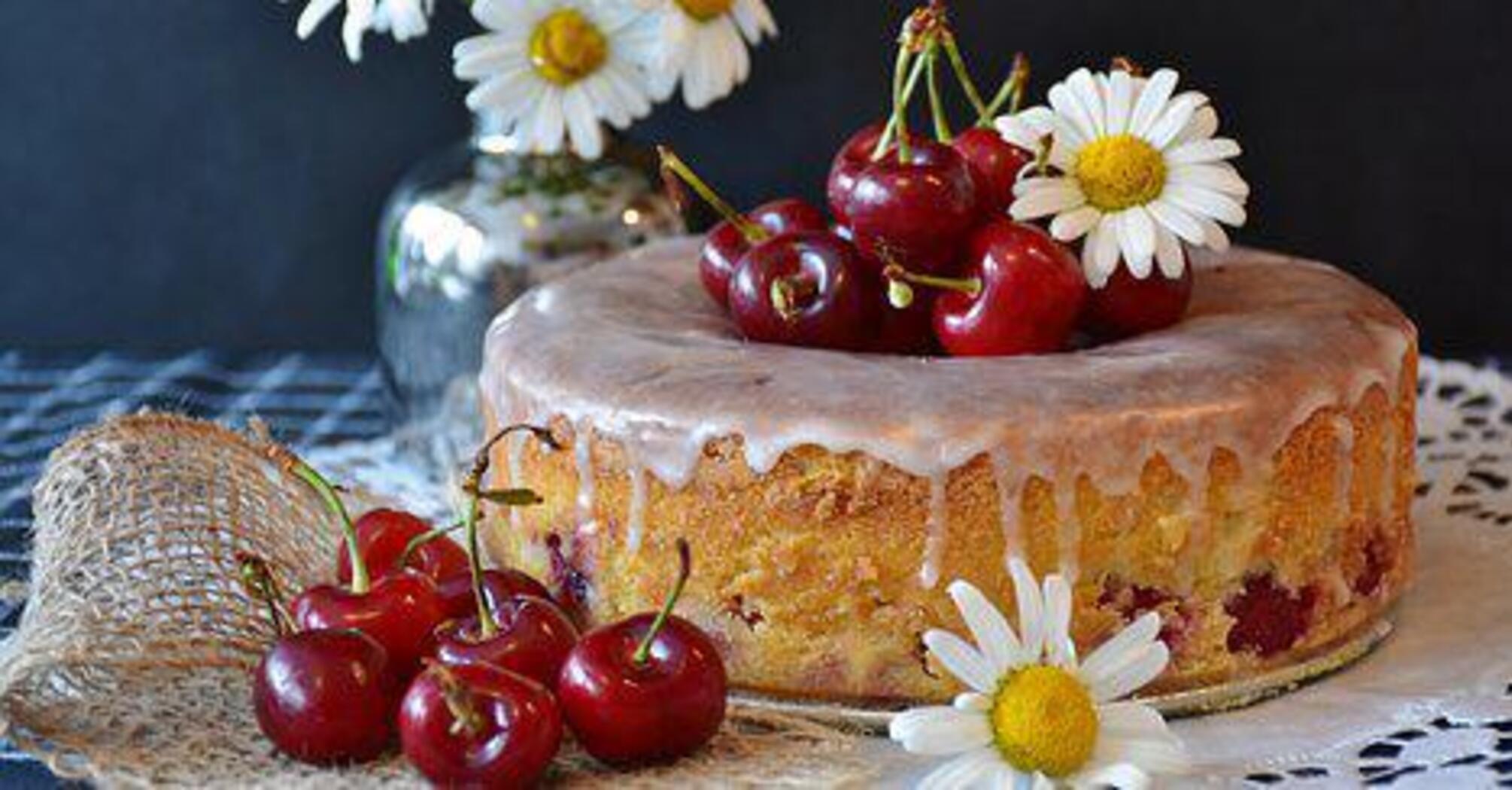 How to cook "Seven Spoons" cherry pie: minimum calories and ingredients