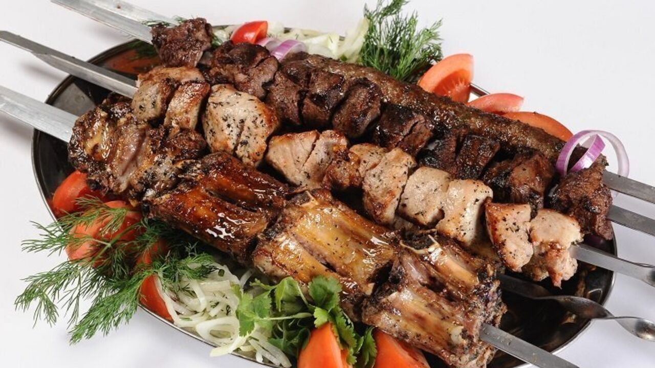 Juicy and soft kebabs in the oven: what to marinate the meat in