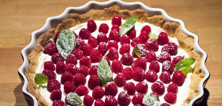Better than a casserole: a delicate raspberry and cottage cheese pie on shortcrust pastry