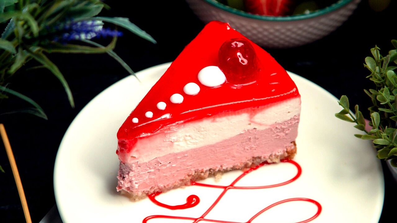 Strawberry cake: making a gluten-free summer dessert