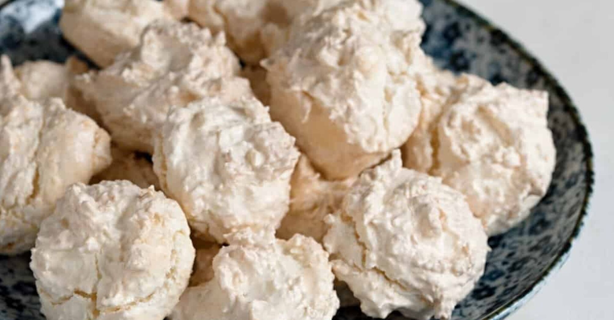 Four-ingredient coconut cookies in 20 minutes: no flour in the recipe