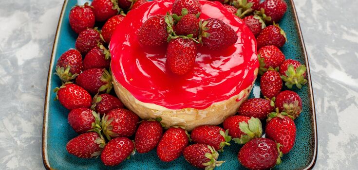 Honey cake with strawberry jam: a delicious dessert with seasonal berries