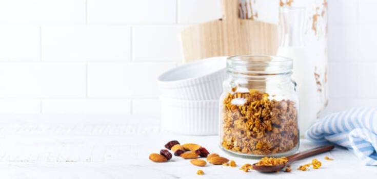 Crispy and budget granola with fruit: how to make at home