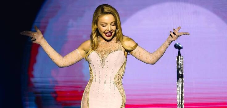 During Tina Karol's concert, a message to Putin was delivered during an air raid. Video