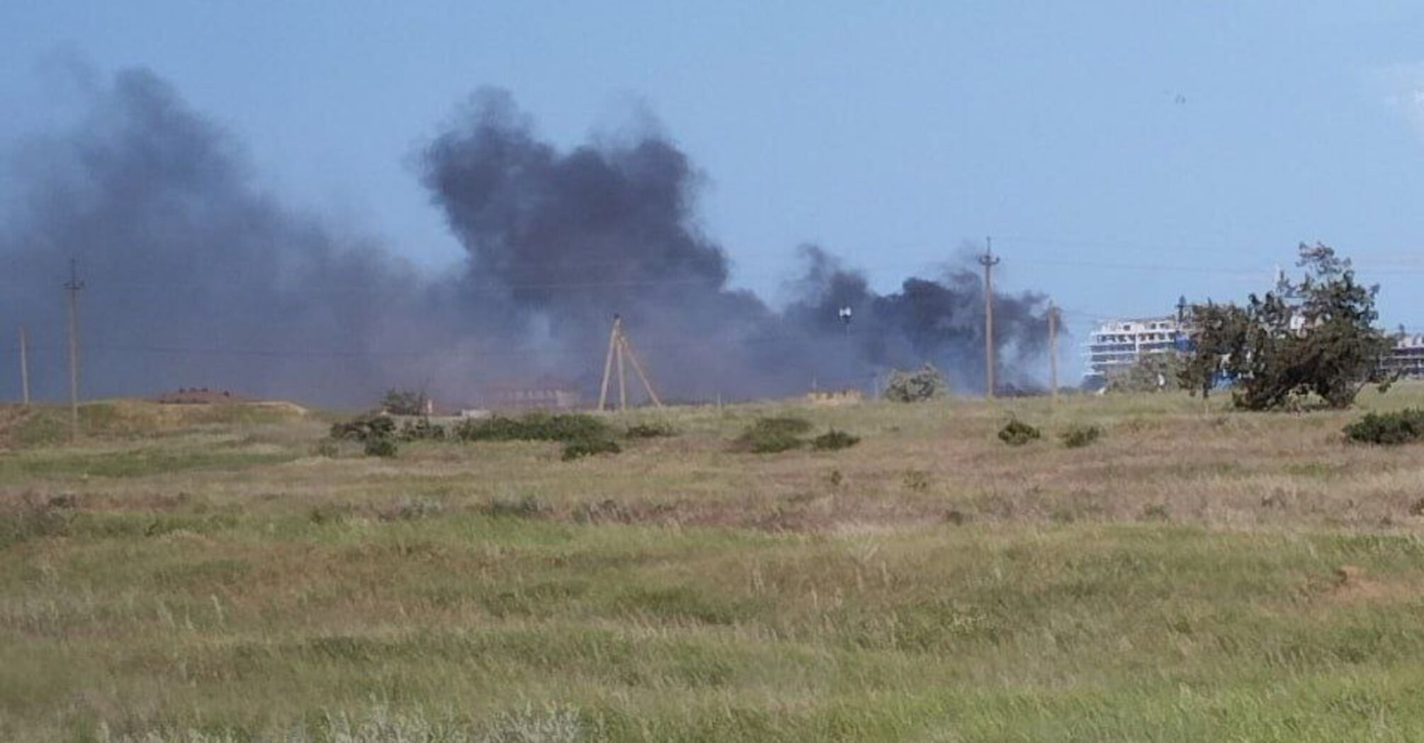 Eksplozje w pobliżu lotniska wojskowego w Sakach, unoszący się dym: zdjęcia i filmy z miejsca zdarzenia